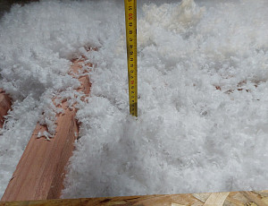 Zateplení stropu bytového domu pomocí foukané izolace